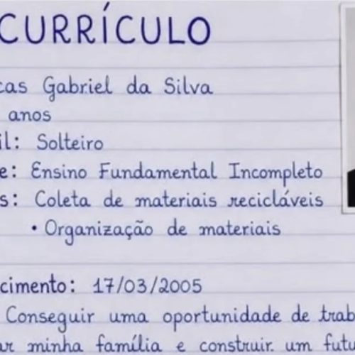 Sem dinheiro, jovem de 19 anos escreve currículo à mão e emociona ao relatar luta por um emprego