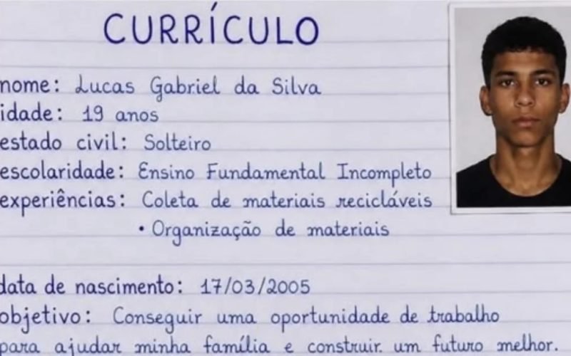 Sem dinheiro, jovem de 19 anos escreve currículo à mão e emociona ao relatar luta por um emprego