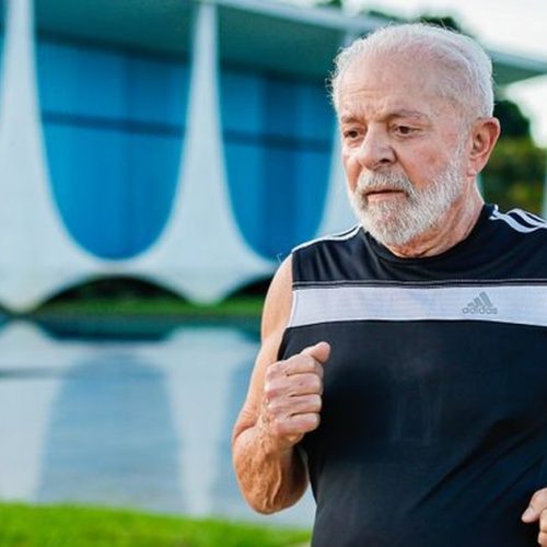 Aos 80 anos, Lula chama atenção ao aparecer correndo em esteira