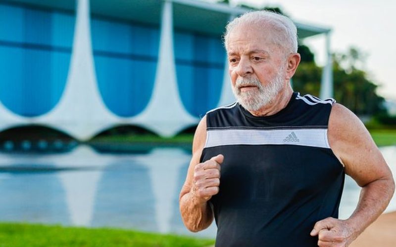 Aos 80 anos, Lula chama atenção ao aparecer correndo em esteira