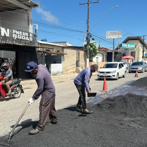 Prefeitura de Maceió realiza operação tapa-buraco em avenida da Levada