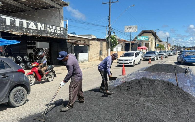 Prefeitura de Maceió realiza operação tapa-buraco em avenida da Levada