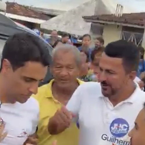 JHC é recebido por apoiadores durante visita a Penedo