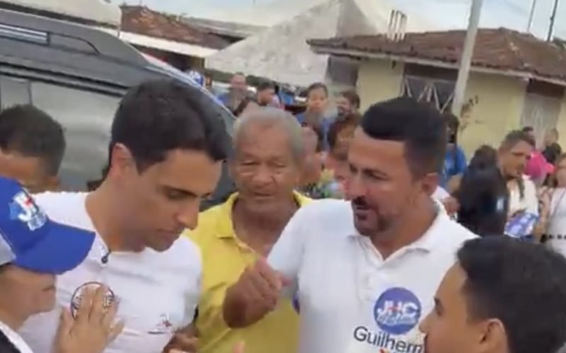 JHC é recebido por apoiadores durante visita a Penedo