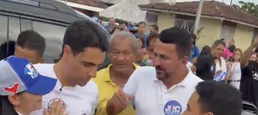 JHC é recebido por apoiadores durante visita a Penedo
