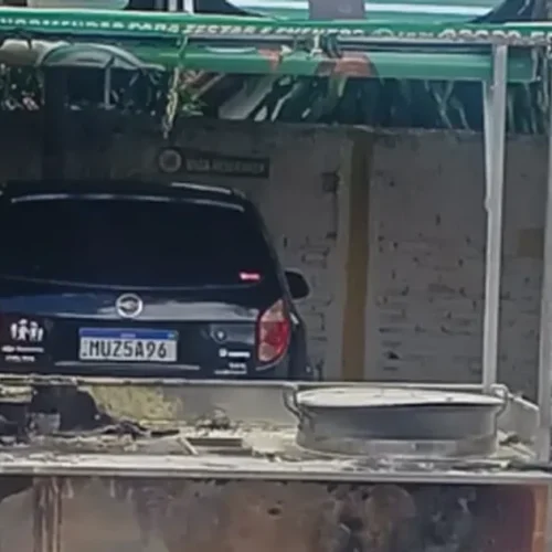 Explosão de botijão em carrinho de milho assusta população e atinge carro no Centro de Arapiraca