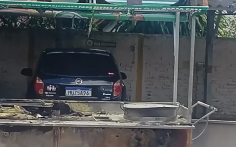 Explosão de botijão em carrinho de milho assusta população e atinge carro no Centro de Arapiraca