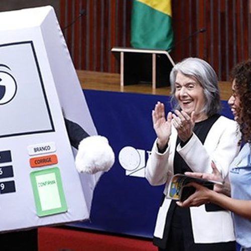 Conheça Pilili a mascote oficial do TSE lancada em comemoração aos 30 anos da votação eletronica no Brasil