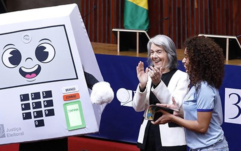 Conheça Pilili a mascote oficial do TSE lancada em comemoração aos 30 anos da votação eletronica no Brasil