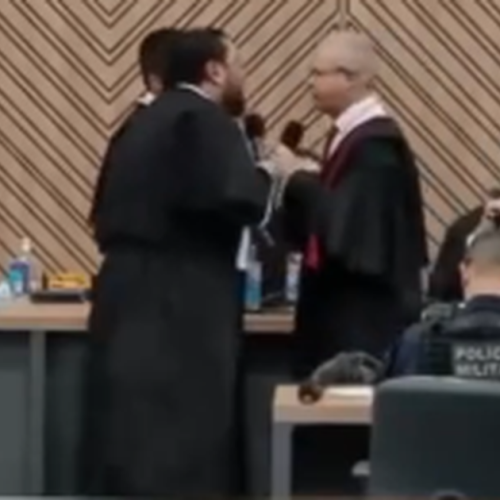 Promotor manda advogado se sentar e gera confusão durante júri de policial