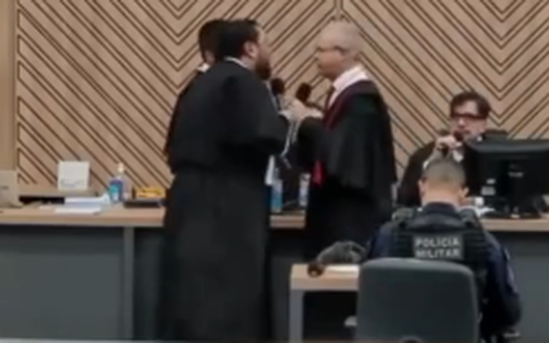 Promotor manda advogado se sentar e gera confusão durante júri de policial