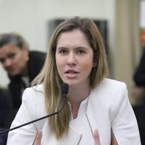 Lei de Cibele Moura garante isenção de taxa em concursos para pessoas com TEA