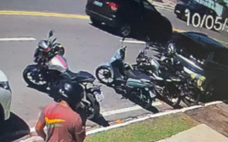 Vídeo flagra ação de suspeito durante roubo de motocicleta na orla da Pajuçara