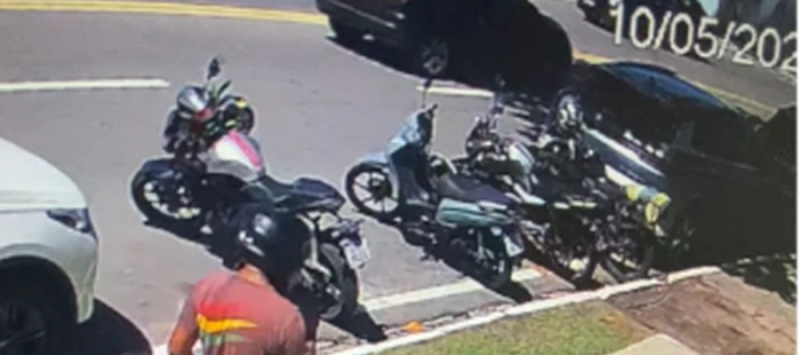 Vídeo flagra ação de suspeito durante roubo de motocicleta na orla da Pajuçara