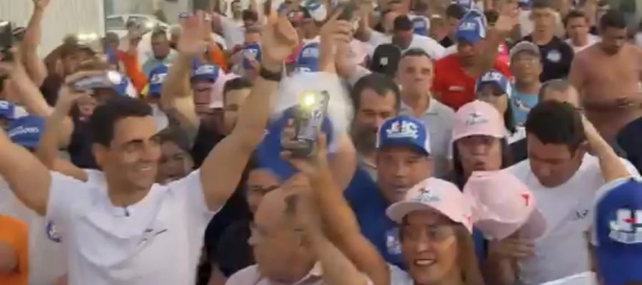 JHC é recebido por apoiadores durante visita a Maragogi