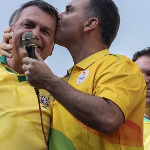 Flávio faz leitura de carta de Jair Bolsonaro que pede união da direita: “deixar as diferenças de lado”