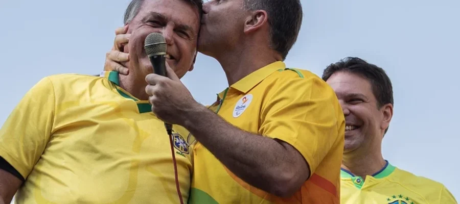 Flávio faz leitura de carta de Jair Bolsonaro que pede união da direita: “deixar as diferenças de lado”