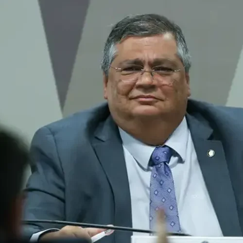 Usando gravata com as cores do Brasil, Dino diz que só perde a calma por injustiça ou pela Seleção Brasileira