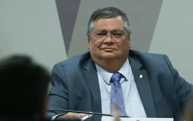 Usando gravata com as cores do Brasil, Dino diz que só perde a calma por injustiça ou pela Seleção Brasileira