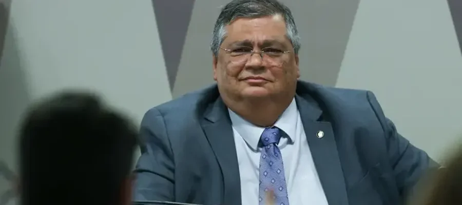 Usando gravata com as cores do Brasil, Dino diz que só perde a calma por injustiça ou pela Seleção Brasileira