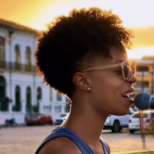 Jovem cantora ganha destaque nas redes sociais cantando MPB ao ar livre nas ruas da cidade