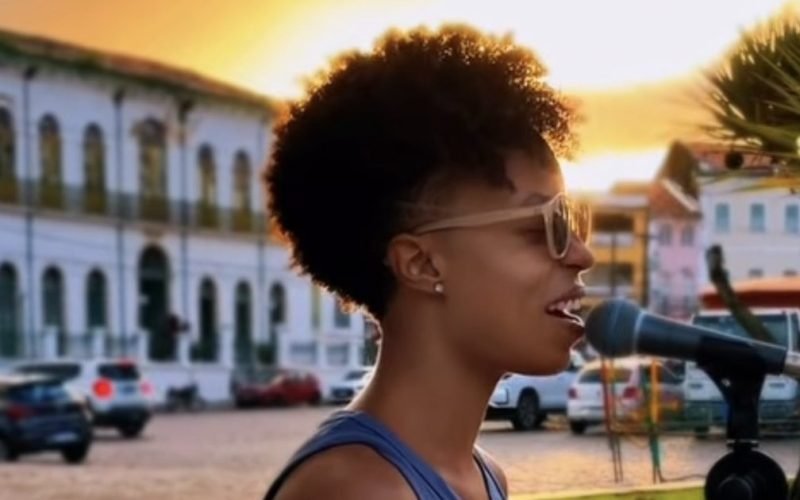 Jovem cantora ganha destaque nas redes sociais cantando MPB ao ar livre nas ruas da cidade