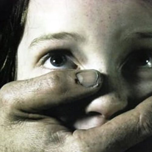 Homem é preso após estuprar e engravidar adolescente de 12 anos; Suspeito pagava à mãe para encobrir os crimes