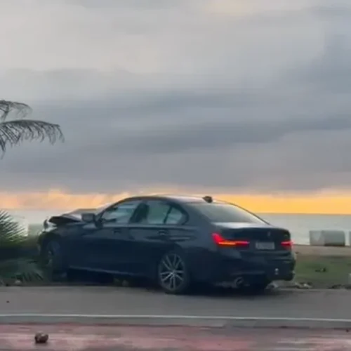 Vídeo mostra momento em que BMW invade calçada e derruba coqueiro na orla da Jatiúca