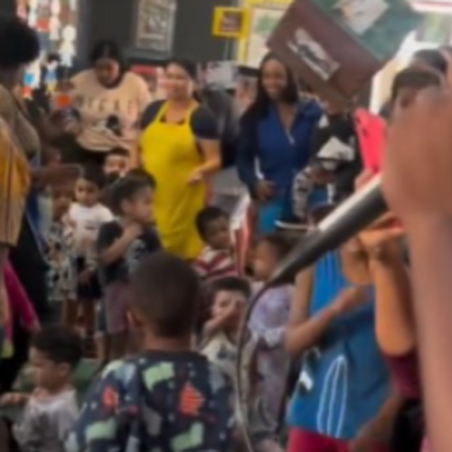Mãe reconhece filho antes de surpresa e reencontro emociona nas redes sociais