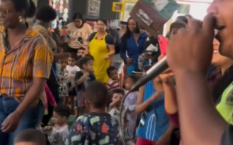 Mãe reconhece filho antes de surpresa e reencontro emociona nas redes sociais