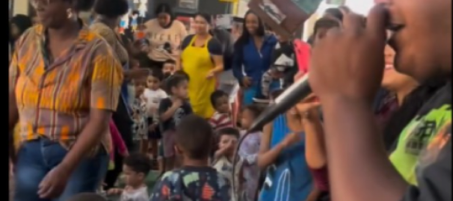 Mãe reconhece filho antes de surpresa e reencontro emociona nas redes sociais