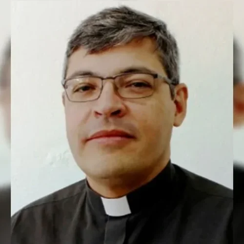 Padre é afastado e preso após estuprar coroinha; vítima afirmou que crime acontecia dentro da igreja