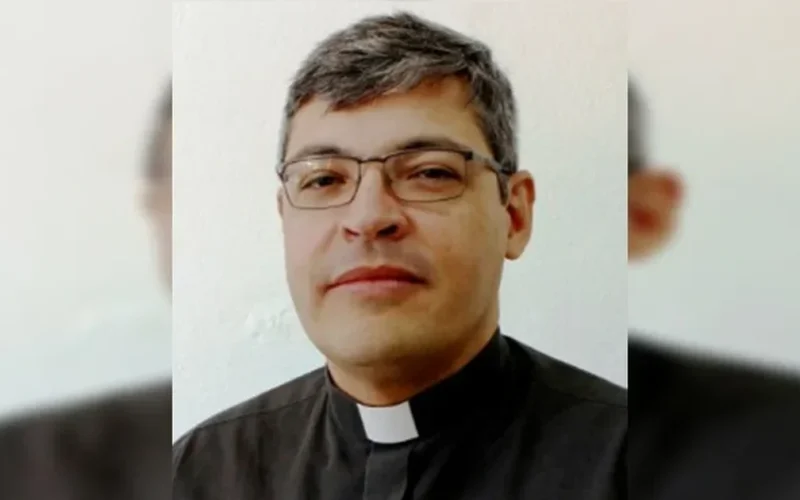 Padre é afastado e preso após estuprar coroinha; vítima afirmou que crime acontecia dentro da igreja