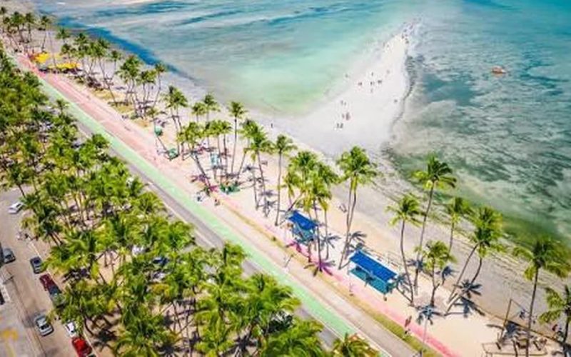 “Parece um navio”: homem convida turistas a conhecer Maceió e encanta ao mostrar praça de alimentação com vista para o mar