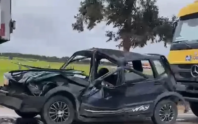 Colisão entre caminhões destrói carro de passeio na BR-316, em Atalaia