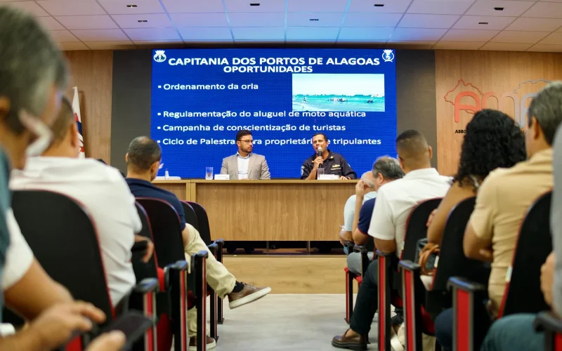 Prefeito Bruno Teixeira conduz reunião na AMA sobre ordenamento das orlas em Alagoas