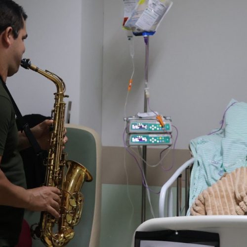 Música leva emoção e acolhimento a pacientes durante Semana dos Avós em Maceió