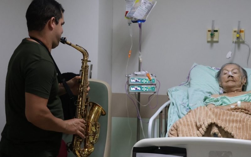 Música leva emoção e acolhimento a pacientes durante Semana dos Avós em Maceió