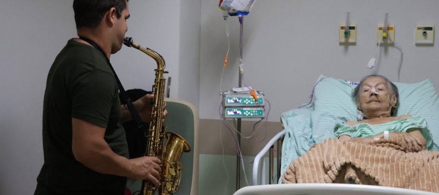 Música leva emoção e acolhimento a pacientes durante Semana dos Avós em Maceió