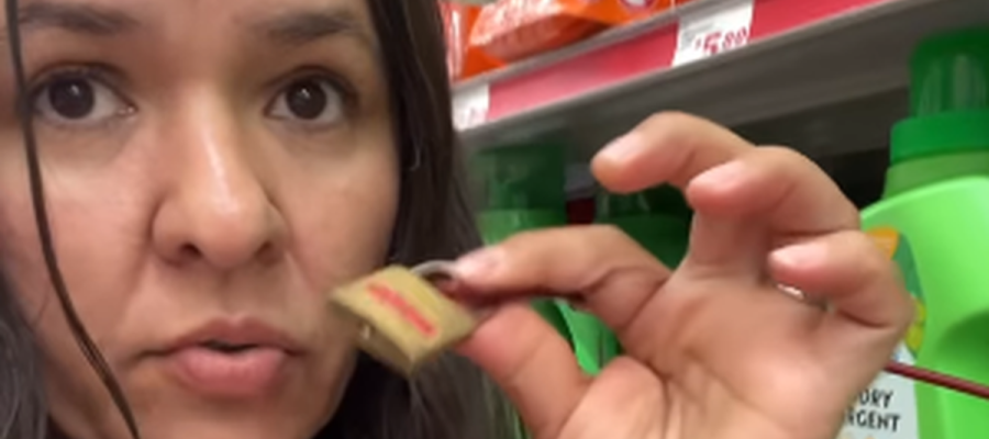 Influenciadora mostra detergentes trancados com cadeados em supermercado dos EUA para evitar furtos
