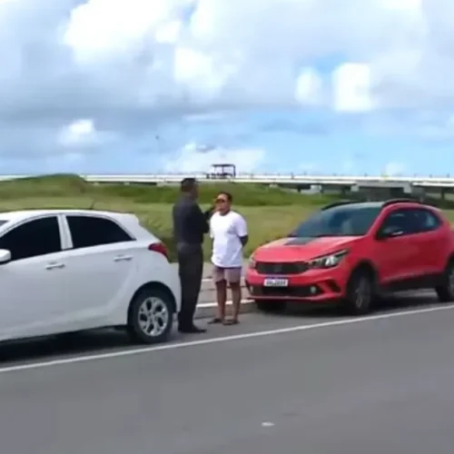 Quatro veículos se envolvem em engavetamento na Praia da Avenida, em Maceió