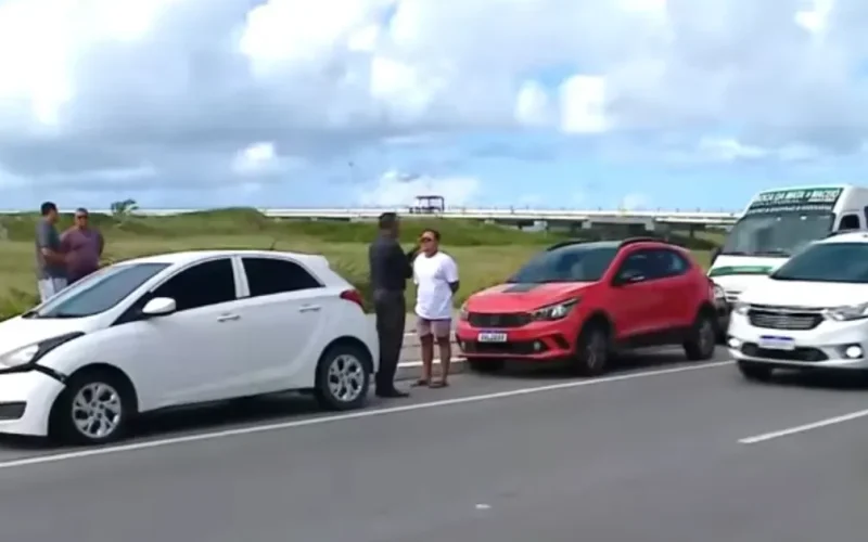 Quatro veículos se envolvem em engavetamento na Praia da Avenida, em Maceió