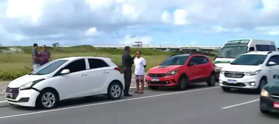 Quatro veículos se envolvem em engavetamento na Praia da Avenida, em Maceió