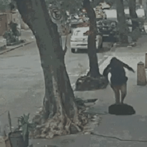 Mulher cai em bueiro e é resgatada por bombeiros