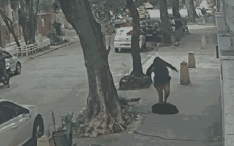 Mulher cai em bueiro e é resgatada por bombeiros