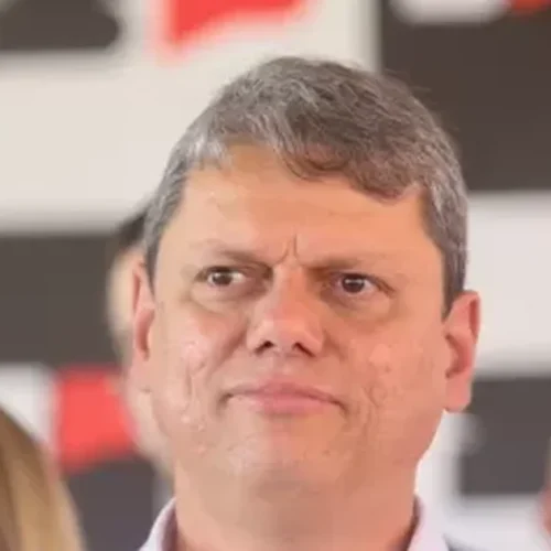 Tarcísio sai em defesa de Eduardo Bolsonaro e chama condenação do STF de ‘injusta’