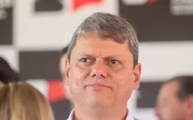 Tarcísio sai em defesa de Eduardo Bolsonaro e chama condenação do STF de ‘injusta’