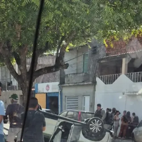 Motorista sai ilesa após capotamento em Porto Real do Colégio