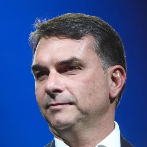 Flávio Bolsonaro diz que aceitará resultado das urnas e defende trabalho para presos