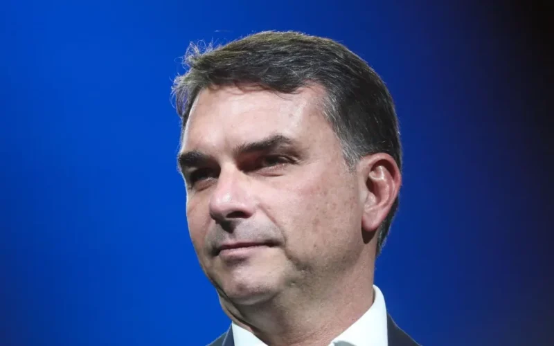 Flávio Bolsonaro diz que aceitará resultado das urnas e defende trabalho para presos